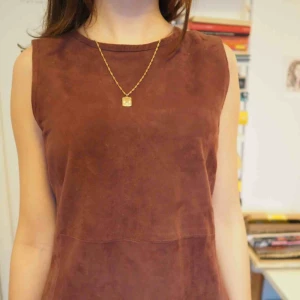 - Säljer min superfina topp i mocka från Hope, då den är lite liten för mig som ligger mellan 36 och 38 i storlek. Endast använd en gång så den är i fint skick. Den når lite ovan höften på mig som är 175 cm lång. Nypris: 1500 kr. 