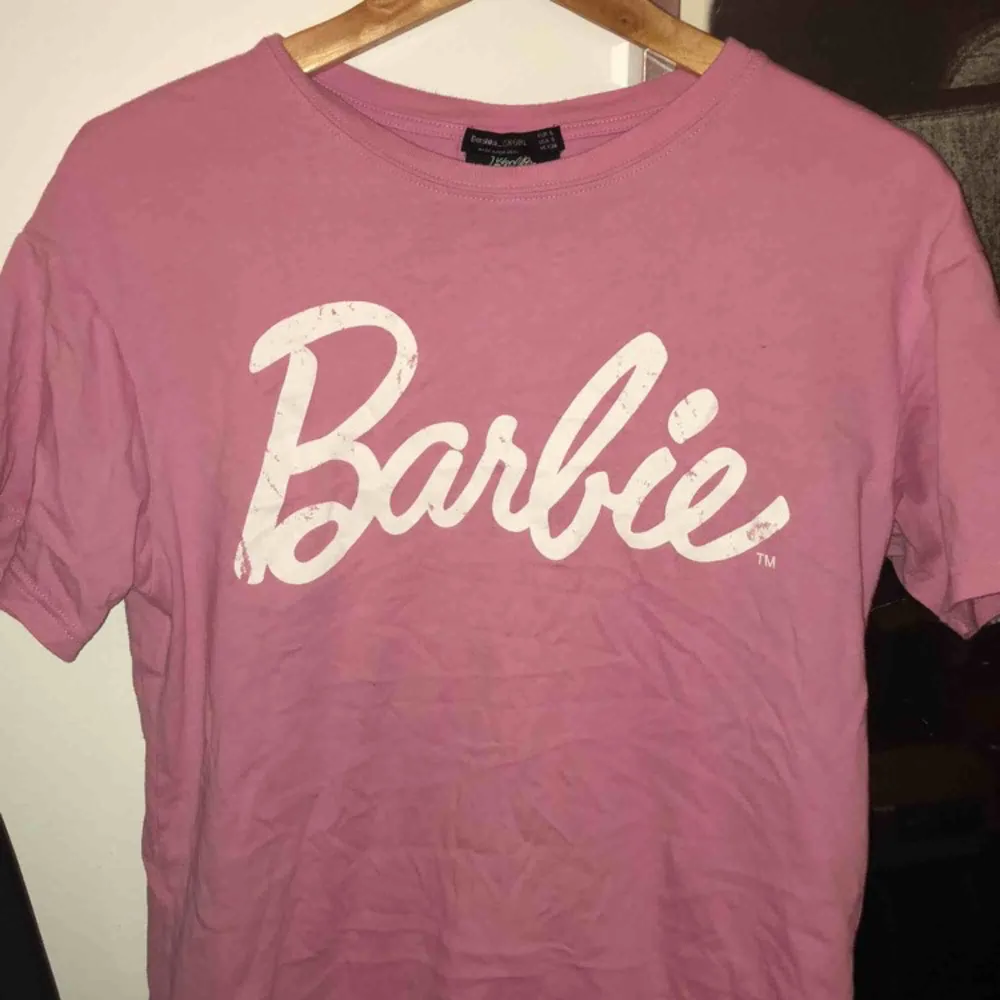 Rosa t-shirt från Berska med Barbie tryckt på bröstet.. T-shirts.