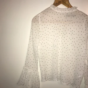  - Fin blus från Bikbok i plisserat/våfflat, smått genomskinligt material. Den är oanvänd och därför i fint skick. Storlek xs