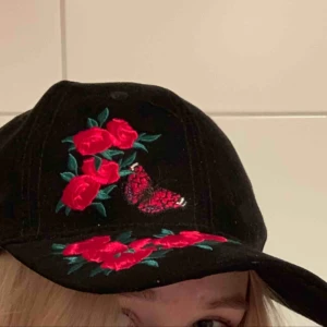 - Ursnygg keps med rosor och fjärilar!! Använd 1-2 gånger. FRI FRAKT!!🤠