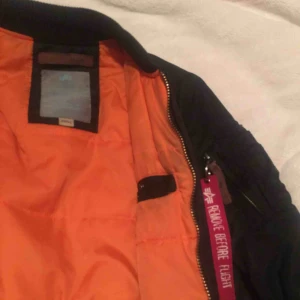  - Alpha industries bomber jacka -Dam. Använd några gånger, sliten men syns knappt. Pris kan diskuteras 