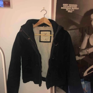  - Superfin mörkblå (nästan svart) bomberjacka från Hollister, perfekt till våren! Med mysigt foder. 