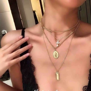  -  En riktig fin halsband i olika längder.  Oanvänd  Kan mötas upp i Stockholm eller köparen står för fraktkostnad