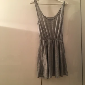  - En basic grå klänning från Bikbok med resår i midjan. Har bara används 2 gånger men tycker inte att den passar min stil och därför säljer jag den. Priset kan diskuteras men köparen står för frakt :))