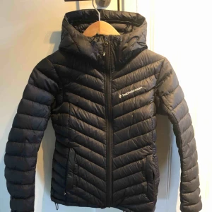  - Svart Peak Perfomance jacka dam näst intill oanvänd storlek s Köpt för 2 800kr  Figursydd, har luva samt innerfickor.  Kan frakta hela Sverige, Köparen står för frakten 