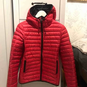  - Köpte jackan, åkte ut i skidbacken och insåg att den var rosa och inte röd... därför säljer jag den till ett bättre pris efter en gångs användning.