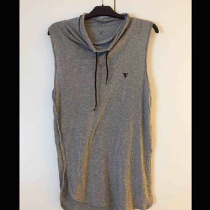  - Lång top med slits på sidorna.  Tyget har blivit lite snett i nederkanten. Snygg ringning vid ärmarna så man kan ha en sport-bh under som skymtar fram 🤩 📬 Frakt: 55kr blå påse eller 63kr spårbart