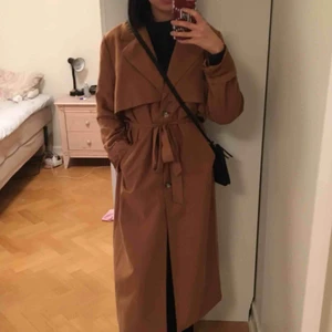  - En brun trenchcoat från Monki