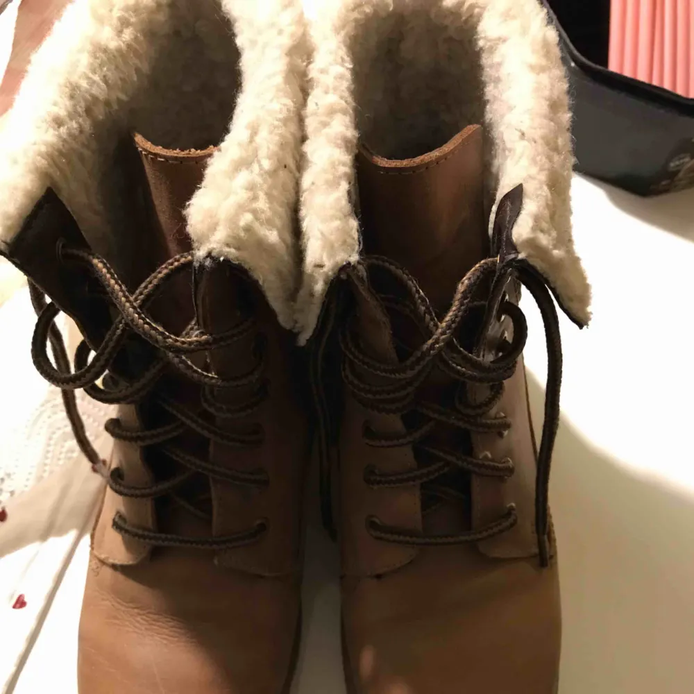 Sälj en vinter sko. Pga min dotter inte har använt länge. Det finns lite flack när man ser bild 2 annans fin skick. Skor.