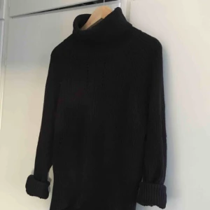  - Mörkblå stickad polo från Crocker