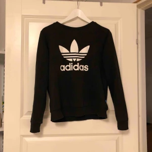  - Adidas sweatshirt  Priset är inklusive frakt🥳