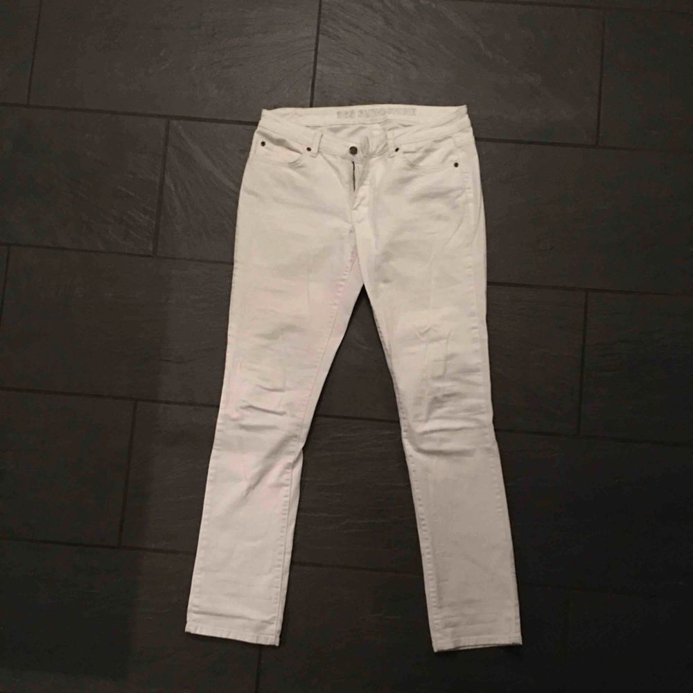 Snygga vita jeans🥰Använda endast två gånger. Lite små i storleken. Tror att de mer är som st 42 Köpta på MQ. . Jeans & Byxor.
