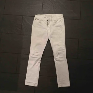  - Snygga vita jeans🥰Använda endast två gånger. Lite små i storleken. Tror att de mer är som st 42 Köpta på MQ. 