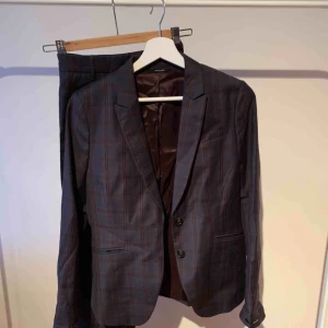  - Kostym. Använd en gång. Pris i butik 5500kr. 