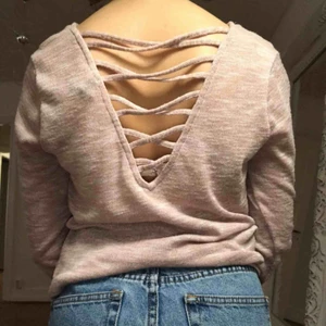  - tröja från H&M divided med V-ringad rygg som har snören! Storleken är M men tröjan är som en XS. Jätteskönt stretchigt material! Sparsamt använd. Frakt tillkommer på 18kr.