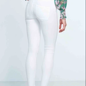  - Säljer mina vita molly jeans då dom inte passar mig  Använda 3 ggr max  