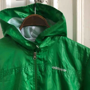  - Adidas Windbreaker - Vintage i trevligt skick. Storlek 4 på lappen motsvarar small