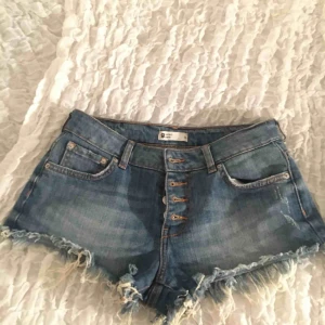  - Använda men är EXTREMT fina!! Jeansfärgade shorts från Gina tricot. Tyvärr för små för mig vilket är synd för älskar verkligen dessa shortsen (storlek 36). Du kan fråga efter fler bilder och frakt kan diskuteras!