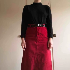  - Röd manchesterkjol från Peak Performance, storlek M, med slits på sidorna. Secondhand, men aldrig använd av mig! Frakt tillkommer❤️❤️