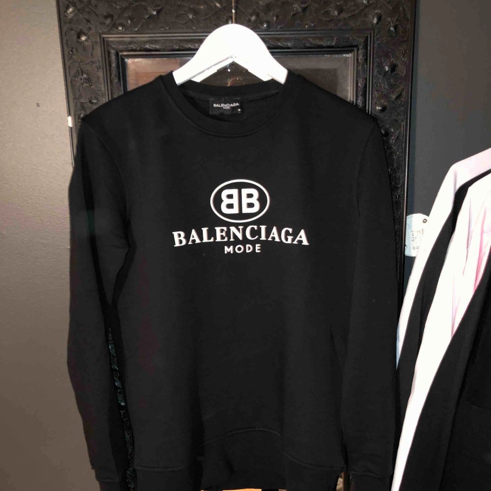 Balenciaga tröja (replika) storlek M men liten i storlek  Aldrig använd, bara provad . Huvtröjor & Träningströjor.