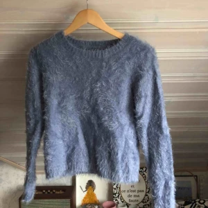  - En härlig stickad fluffig tröja i en himmelsblå färg!  Köparen står för frakten🌹