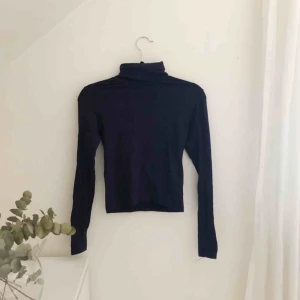  - Mörkblå polo från American Apparel! Knappt använd. Sitter mer som en XS/S