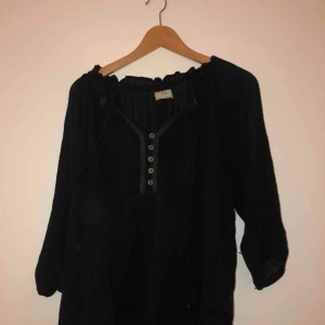  - svart blus, storlek L. Frakt tillkommer!