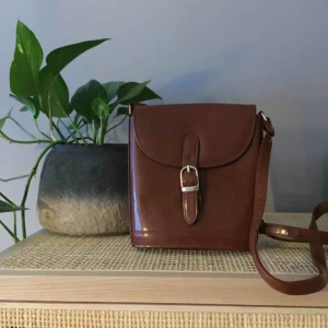  - Liten axelbandsväska i utmärkt skick. 