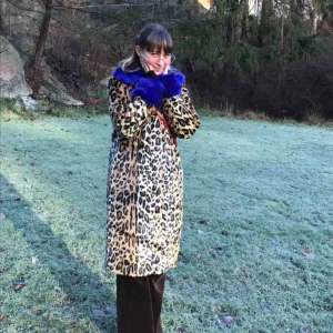  -  Supercool leopardmönstrad kappa med blåa muddar från JUST. Använd en gång som ni ser på bilden. Nypris 3000kr. Älskar den här kappan på alla sätt men behöver pengarna😭 ps. den blåa kragen går att ta på och sätta av med knappar. 