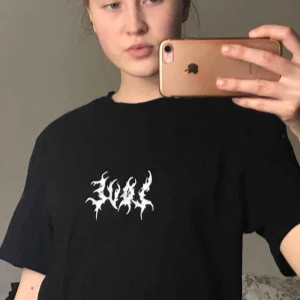  - Tshirt från H&M med texten ”Love”. Knappt använd i bra skick. 