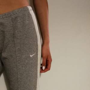 Oldschool Nike sweatpants, låga i midjan och lösa i benen. Siffror på baksidan av anklarna. Väldigt sköna!