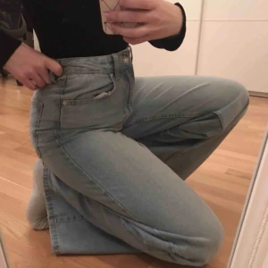  - Använd fåtal gånger. Skitsnygga jeans från Bershka, väldigt utsvängda. Frakt tillkommer<3 