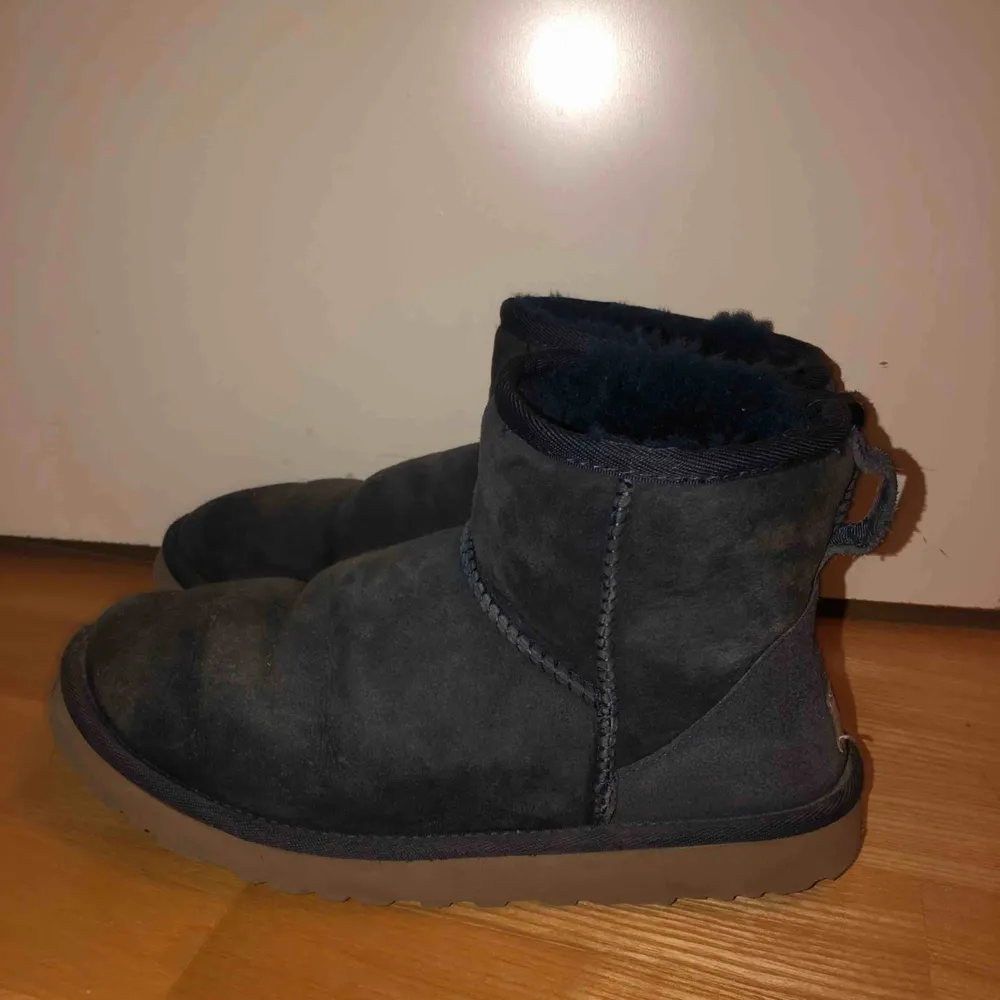 Mörkblåa, låga Ugg skor. Köpta på Mathilde i Stockholm för 2000kr. Använda och något slitna, därav det låga priset. Fortfarande väldigt användbara! Perfekt under vintertid. . Skor.