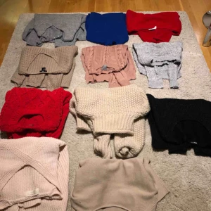  - Olika stickade . Köpare står för frakt. 50kr för de flesta (någon billigare) 