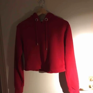  - Jag säljer ett rött mjukis set med revär på luvan och på byxorna.  nypris: 599 :- På byxorna saknas det en metalldel som ska sitta på snöret som man kan se på sista bilden. Utöver det är den hel och fin Setet kommer från ett djur och rökfritt hem.