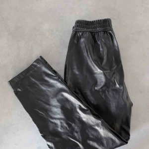  - Svarta byxor i skinnimitation från Monki.