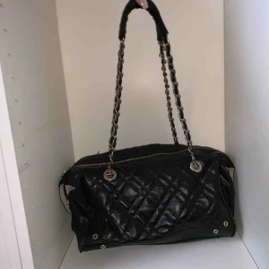  - Lite slitskador men annars i bra skick. Köparen står för frakt eller så möts vi