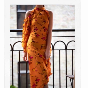  - HELT NY KLÄNNING FRÅN NA-KD. Aldrig använd- lapp är kvar på klänningen. Riktig vår/sommar klänning. Blommig och super fin. Den har en dragkedja på sidan av klänningen som är gömd och två knappar i nacken. Kom gärna med eget pris som du skulle vilja ge. 🌹