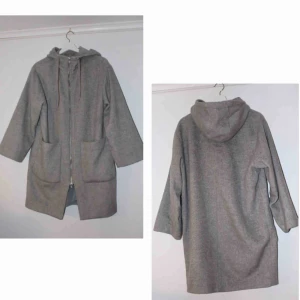  - Superfin kappa från Monki, med oversized passform. Storlek: XXS, men är stor i storleken och passar allt mellan XXS-M.  Använd, men i mycket fint skick.  Frakt tillkommer på 36 kr❣️
