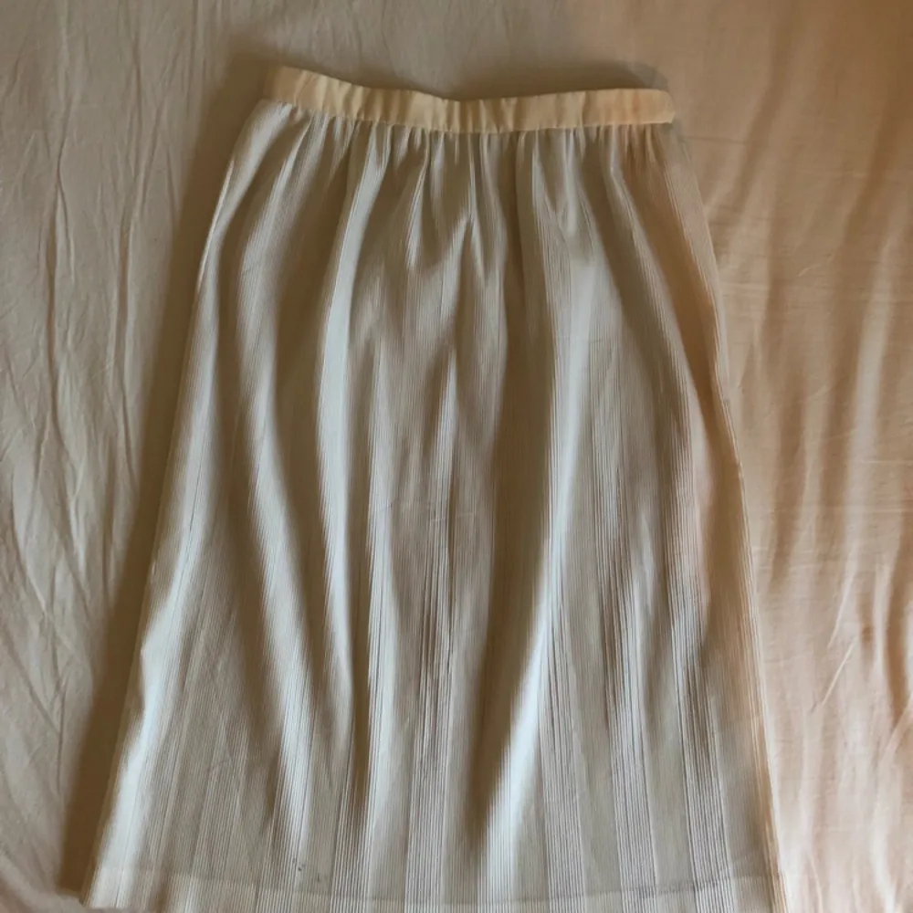 Supergullig oanvänd vit kjol köpt i en vintage butik. Möter upp i Stockholm eller fraktar mot en fraktkostnad.🌹. Kjolar.