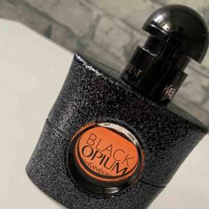 Black opium Yves saint Laurent parfym för dam i 30 ml.  Ordinarie Pris 595  Aldrig använd endast testad 
