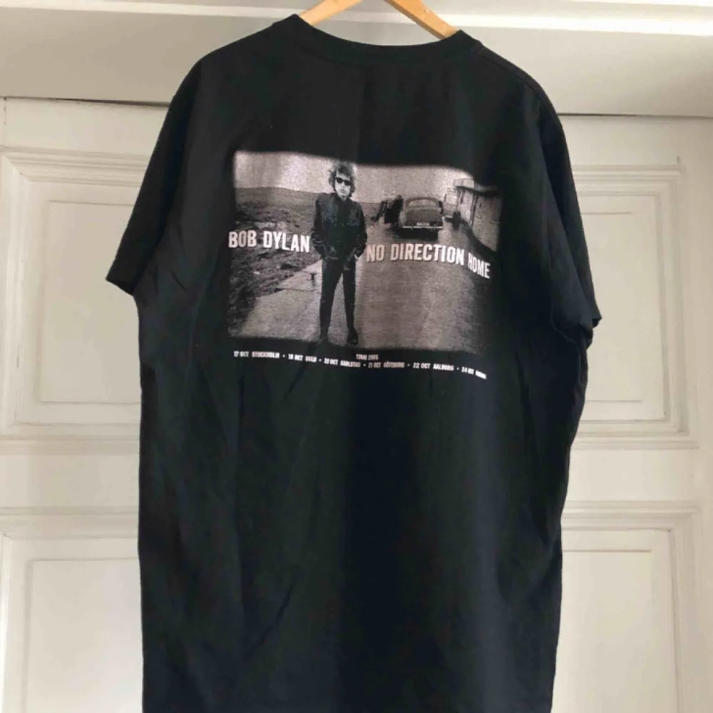 Bob Dylan turné-tee från 2005. Kan hämtas i Uppsala eller skickS mot fraktkostnad . T-shirts.