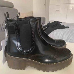  - Oanvända skor. Köpta på Monki i november förra året. Nypris 450kr. Lappen sitter kvar. 