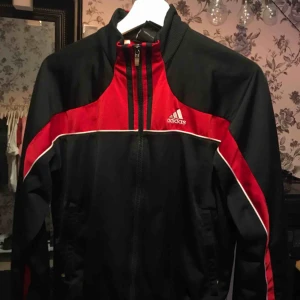  - Super cool trackzipup hoodie från adidas som är köpt för några månader sen, knappt använd! Super bra kvalite och verkligen super skön. Riktigt originell design❤️ storlek s/m typ:)! Frakten står köparen för puss