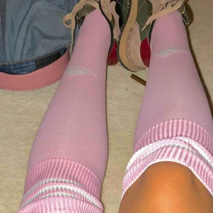  - Adidas över knä strumpor 