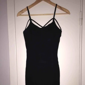 - Svart tajt klänning i mjukt stretchmaterial från Bershka. Köparen står för frakt