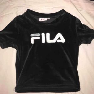  - FILA magtröja med velour material. Använd ett par fåtal gånger och den är i väldigt bra skick. Nypris: 400kr 