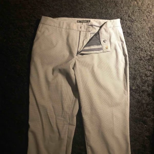  - Rutiga kostymbyxor från Zara, endast använda 1 gång. Medelhöga i midjan. Säljs pga fel storlek men är för övrigt riktigt snygga. 