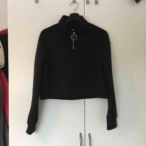  - Lappen är bortklippt men jag gissar att storleken är M. Kort modell, knappt använd så fortfarande mjuk och gosig på insidan. 