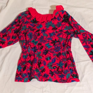  - Vintagetröja med fin krage. Egentligen barnstorlek men passar en xs!